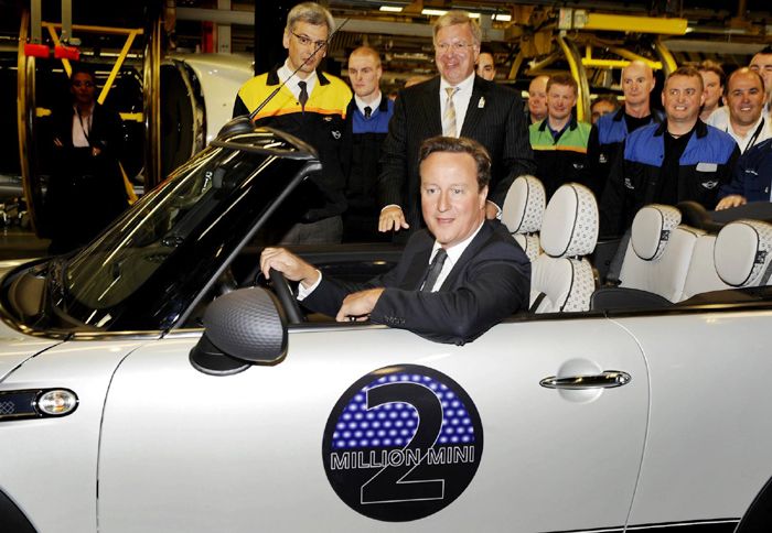 O πρωθυπουργός της Μεγάλης Βρετανίας με το συλλεκτικό Mini
